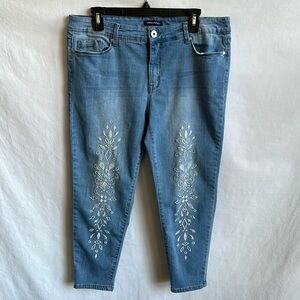 Bandolino Selene light wash floral embroidered crop jeans, size 14P